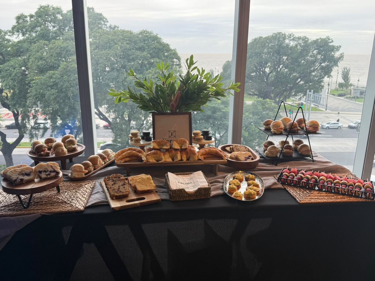 Desayuno corporativo frente al ventanal