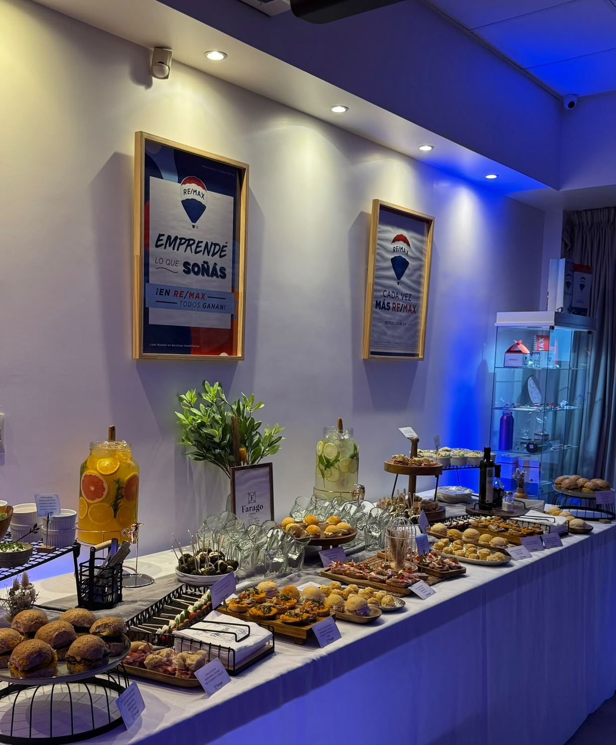 Mesa larga de bocaditos en un evento de empresa