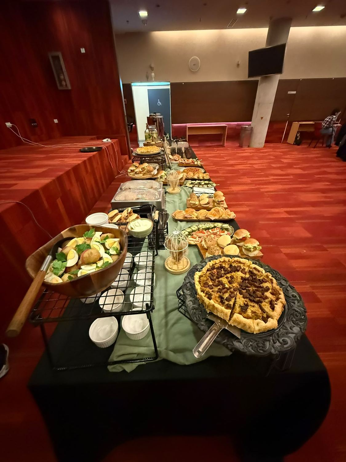 Buffet montado para un evento de varios días