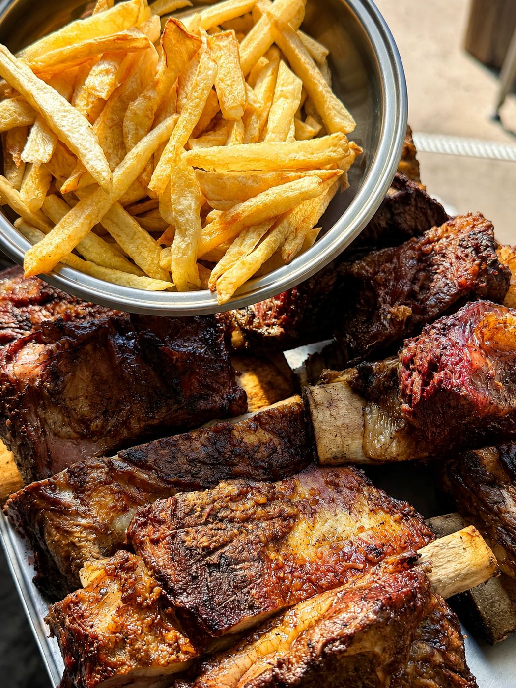 Costillas asadas con papas fritas