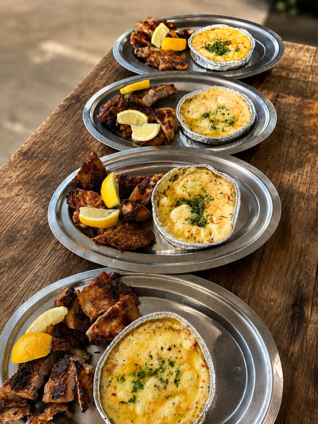 Pollo con provoleta servido en bandeja