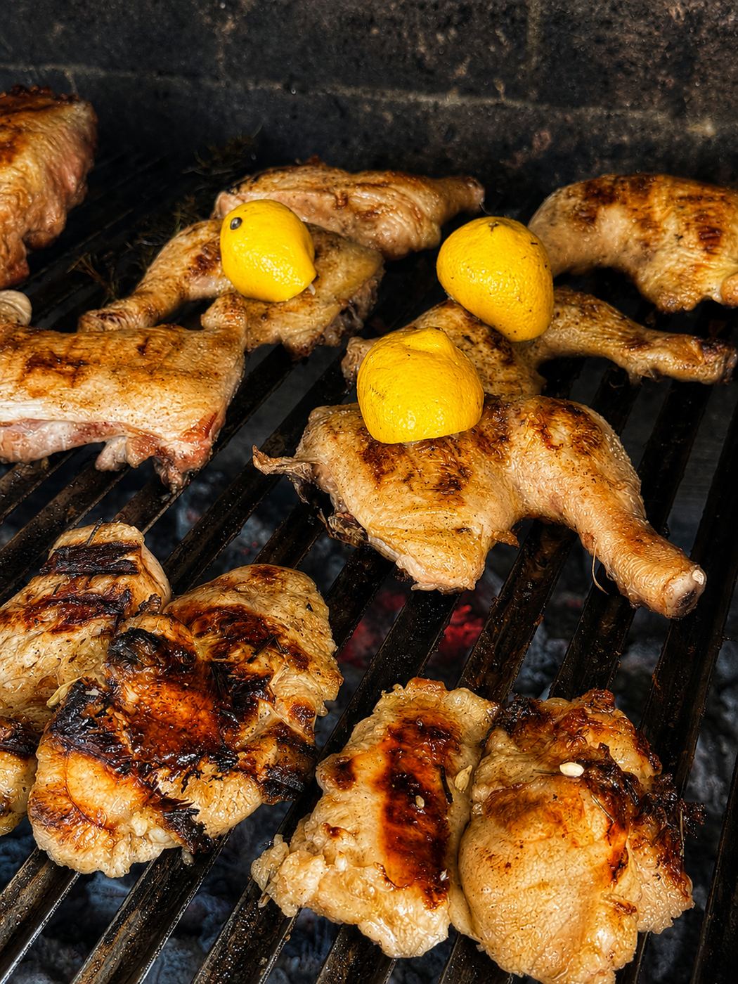 Pollo dorándose sobre la parrilla