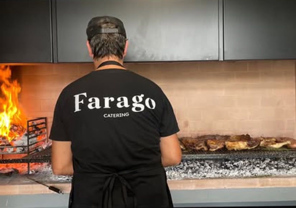 Nuestro asador frente a la parrilla