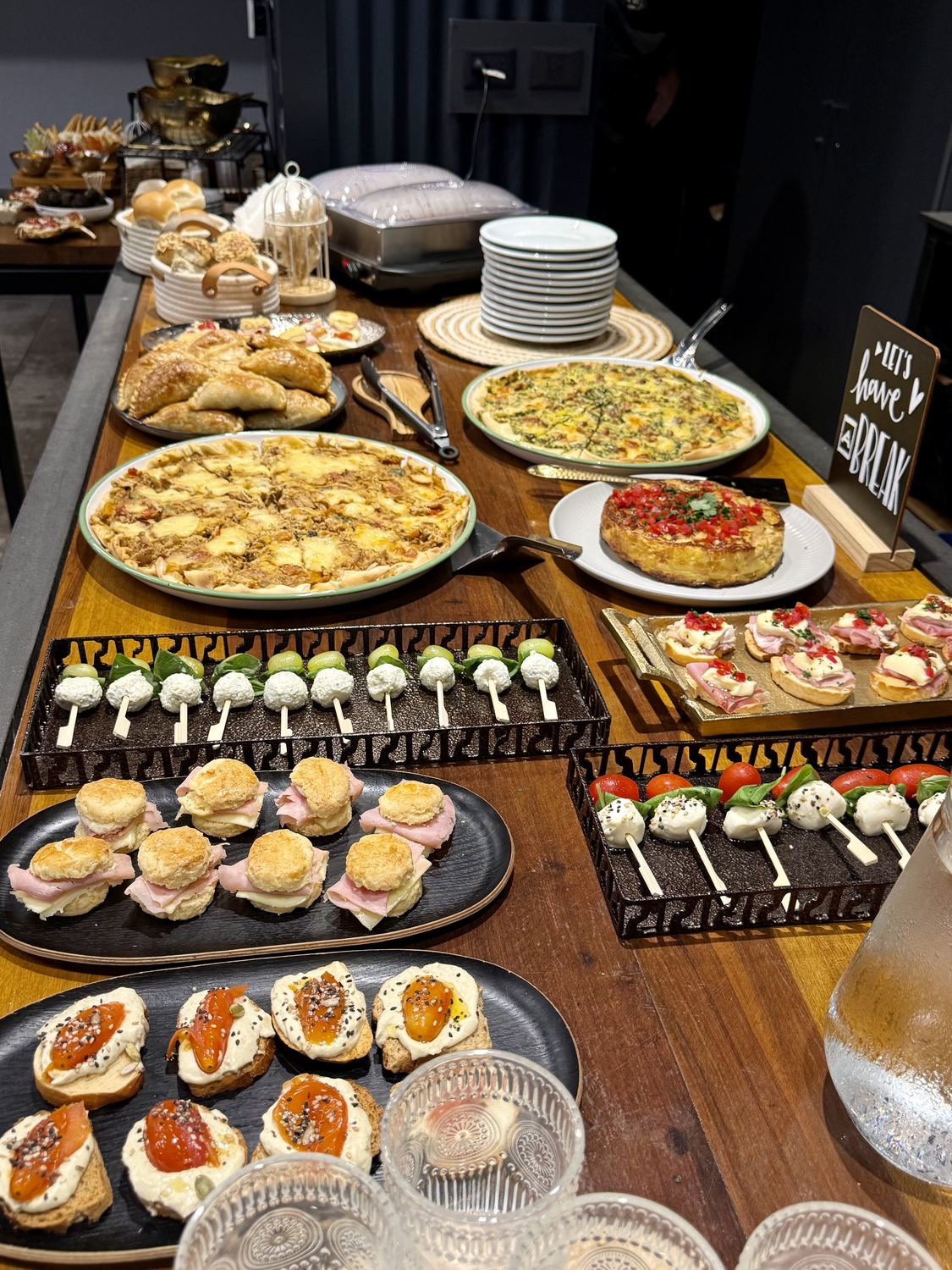 Tablas de bocaditos y tartas sobre madera