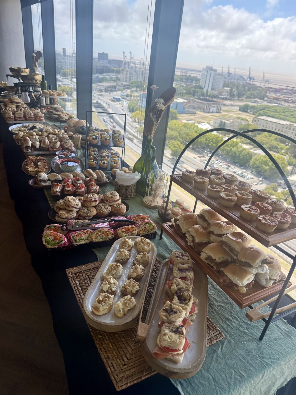 Mesa de bocaditos con vista panorámica a la ciudad