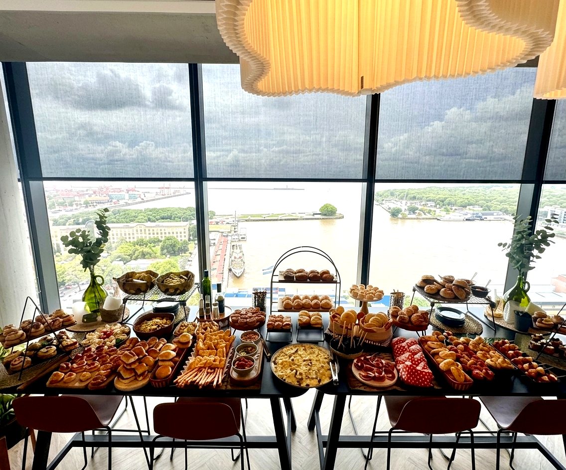 Mesa de desayuno montada frente al ventanal, con vista al río