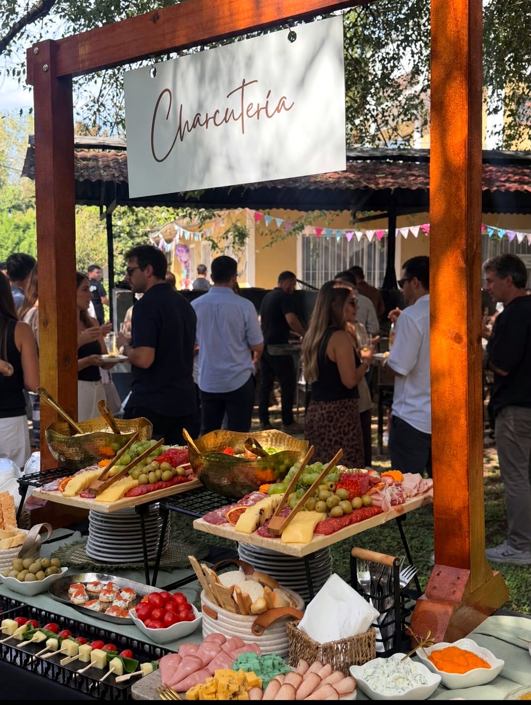 Estación de charcutería en un evento social al aire libre