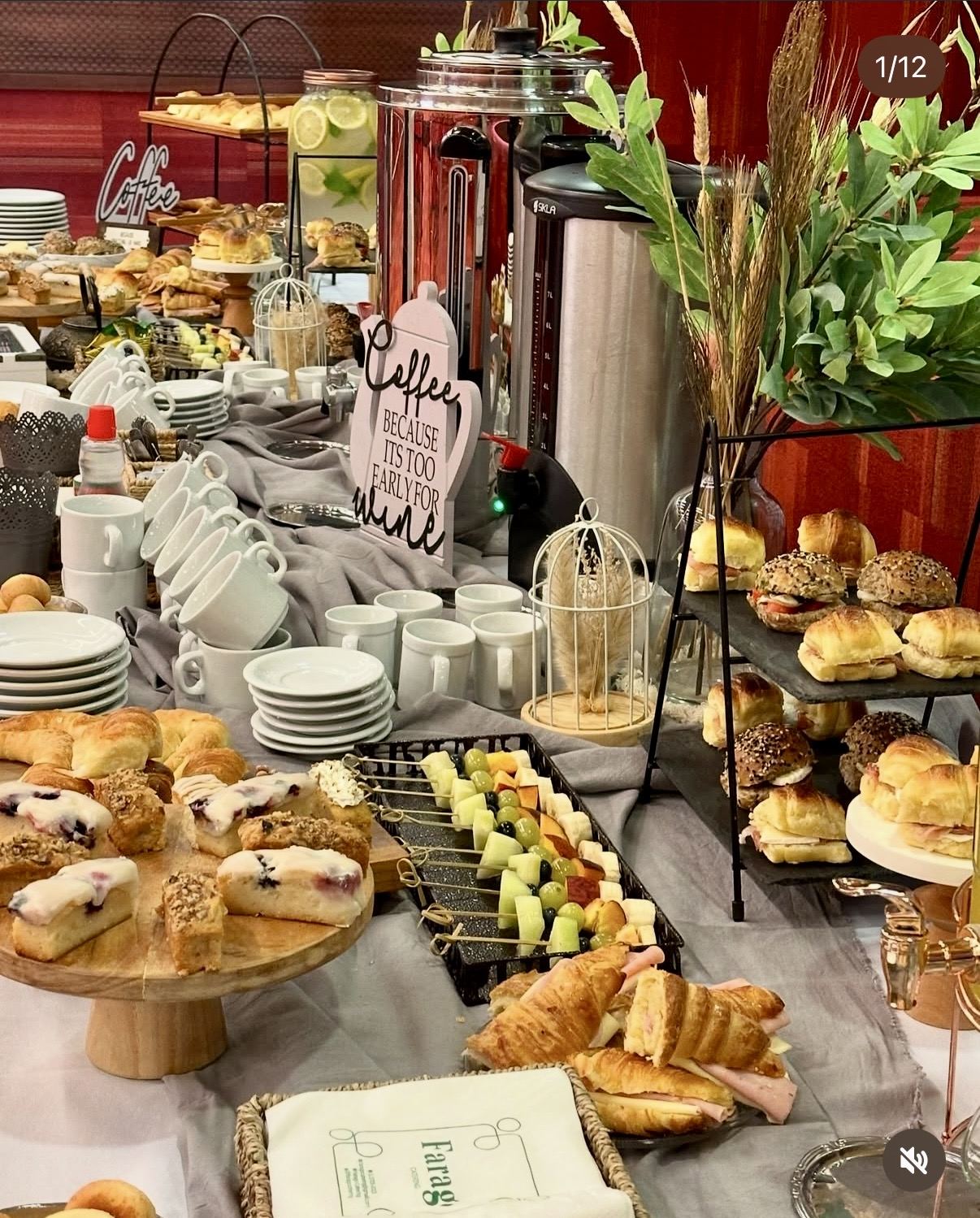 Estación de desayuno con café, medialunas y sándwiches